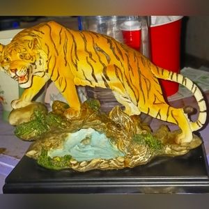 Orange Bengel Tiger Standing on Rock of Water Statue/Figurine.